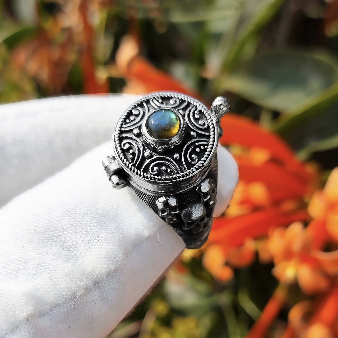 Vintage storage ring