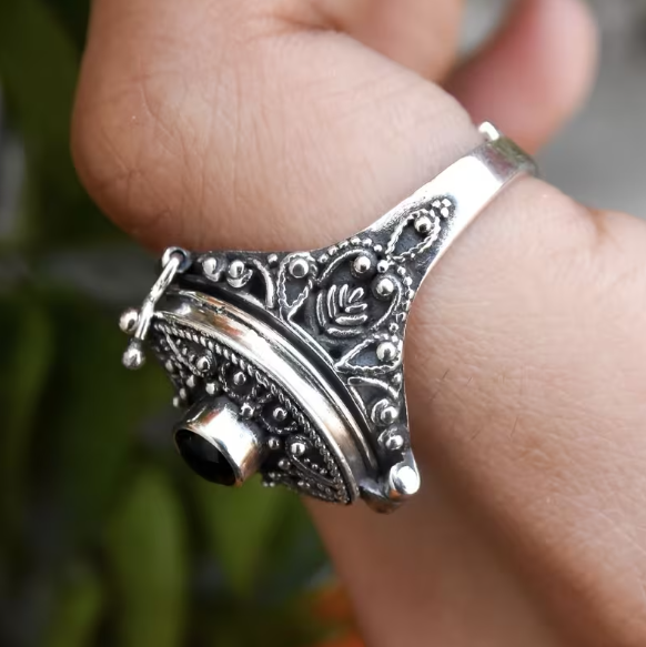 Vintage storage ring